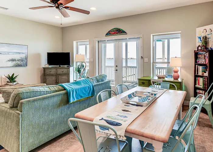 Holiday home Gem W/ Beachfront Patio & Sunset Pier!