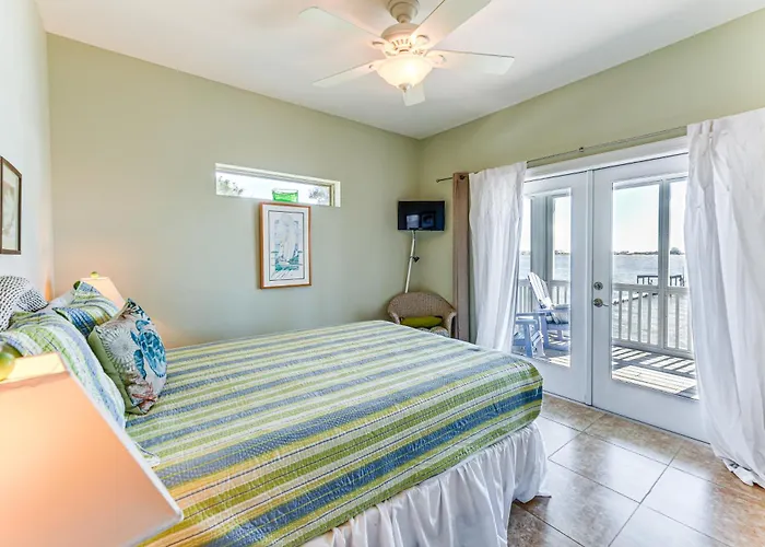 Holiday home Gem W/ Beachfront Patio & Sunset Pier!